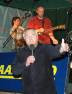 Modertor Vladimr Koudelka pedstavuje skupinu Blues Band Gratis, kter rozjdla posledn veer festivalu.